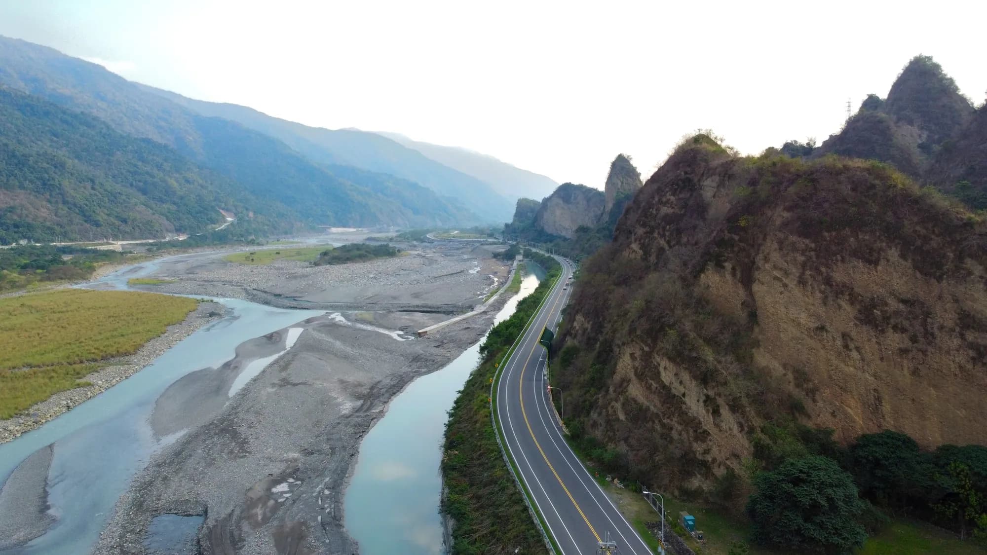 山脈與溪谷,一條道路沿著河岸延伸